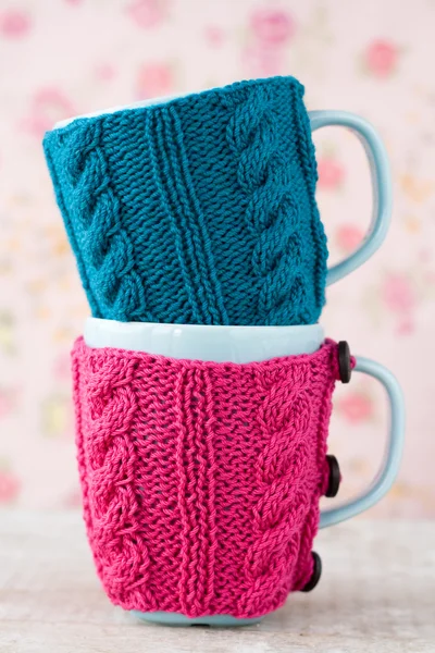 Deux tasses bleues en pull bleu et rose — Photo