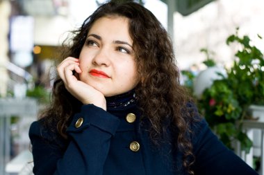 genç esmer güzel bir sokak Café