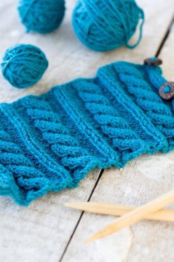 örgü modeli ve iğneler ahşap zemin