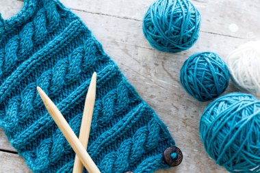 örgü modeli ve iğneler ahşap zemin