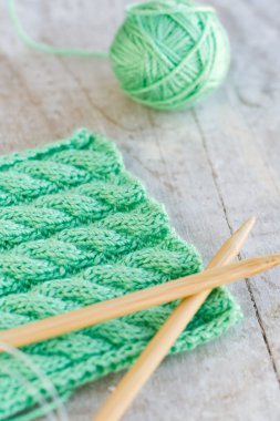 örgü modeli ve iğneler ahşap zemin