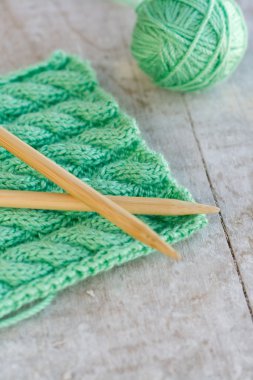 örgü modeli ve iğneler ahşap zemin