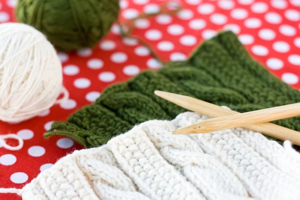 Knitted pattern and spokes on a polka dot background — Stock Photo, Image