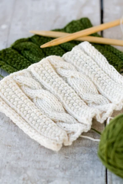 Tricot et aiguilles sur un fond en bois — Photo