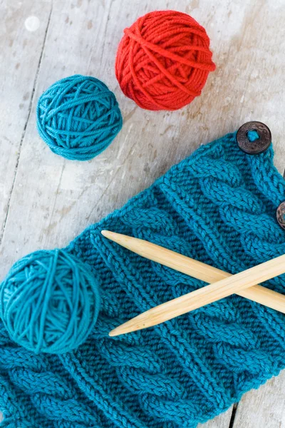 Knitting pattern and needles on a wooden background — Stock Photo, Image