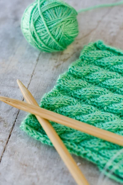 Knitting pattern and needles on a wooden background — Stock Photo, Image