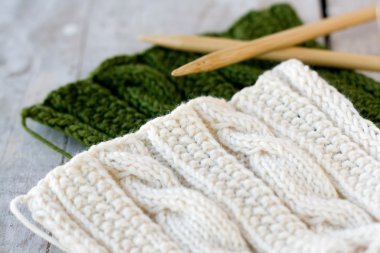 örgü modeli ve iğneler ahşap zemin