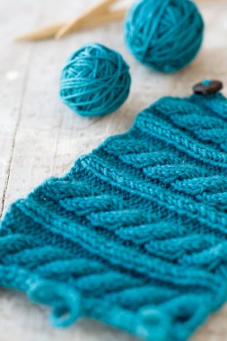 örgü modeli ve iğneler ahşap zemin