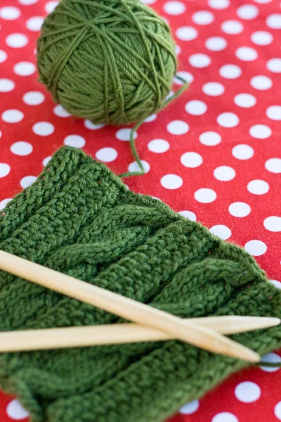 Knitted patterns and spokes on a polka dot background — Stock Photo, Image