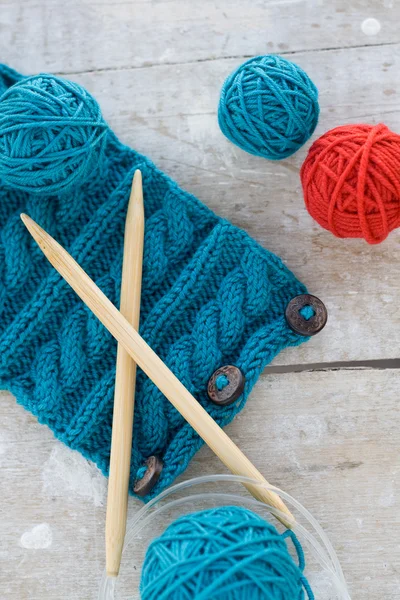 Knitting pattern and needles on a wooden background — Stock Photo, Image