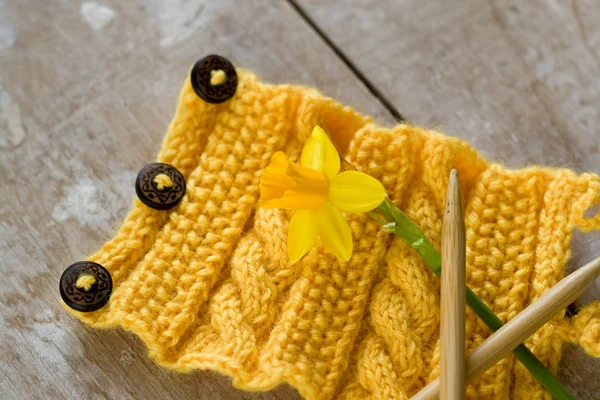 木製の背景と水仙の編み物パターン — ストック写真