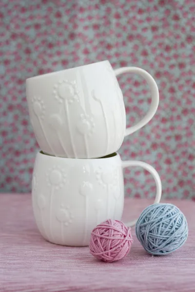 Dos tazas blancas de bolas brillantes de hilo para tejer — Foto de Stock