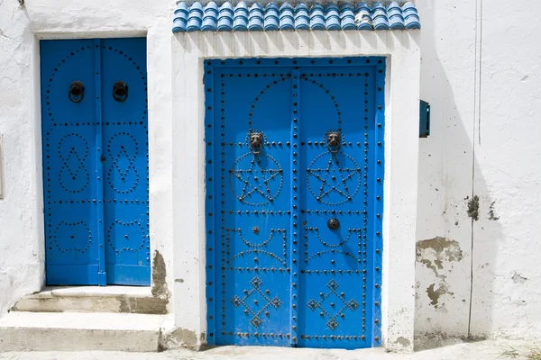 Blå dörrar, fönster och vita väggen av byggnad i Sidi Bou Said, Tunisien — Stockfoto