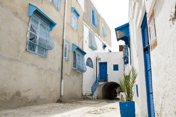 Portes bleues, fenêtre et mur blanc du bâtiment à Sidi Bou Said, Tunisie — Photo