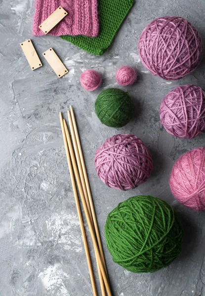 Diferentes Bolas Hilo Rosa Púrpura Verde Con Agujas Punto Madera — Foto de Stock