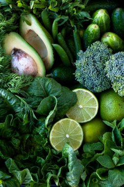 Yeşil avokado ve limon parçaları, salatalık, bezelye, brokoli ve yeşillik karışımı.