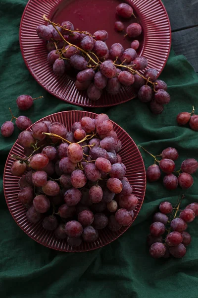 Bunches Sweet Cherry Juicy Grapes Lie Cherry Plates Stand Green — Photo