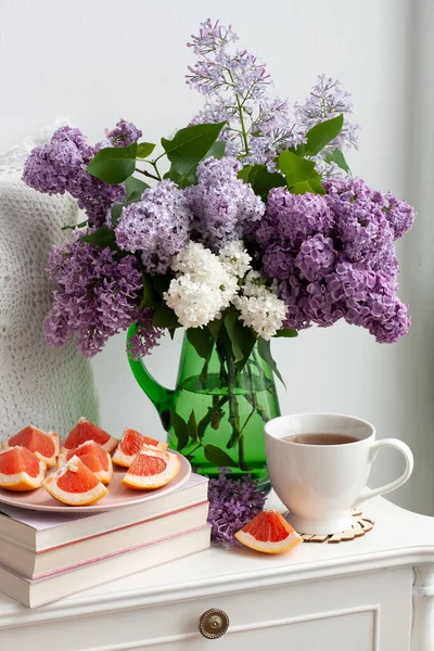 Fragrant Bouquet Colorful Lilacs Stands Green Glass Vase White Background — стоковое фото