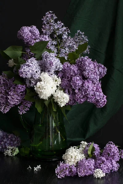 Ramo Fragante Lilas Colores Encuentra Jarrón Vidrio Verde Sobre Fondo — Foto de Stock