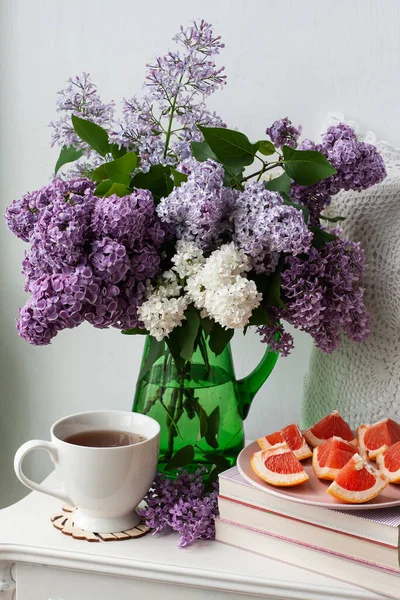 Fragrant Bouquet Colorful Lilacs Stands Green Glass Vase White Background — Fotografia de Stock