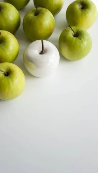 Many Bright Green Apples One White Ceramic Lie White Uniform — Stock fotografie