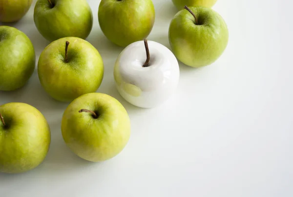 Muchas Manzanas Verdes Brillantes Una Cerámica Blanca Encuentran Sobre Fondo — Foto de Stock