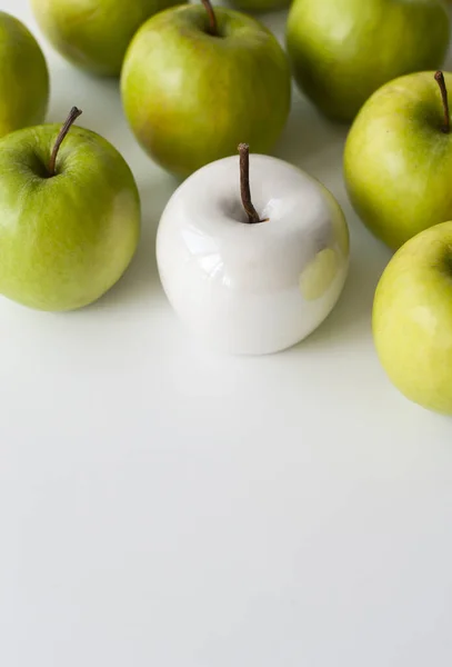 Many Bright Green Apples One White Ceramic Lie White Uniform — Stock Photo, Image