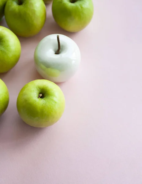 Många Ljusa Gröna Äpplen Och Vit Keramik Ligger Rosa Enhetlig — Stockfoto
