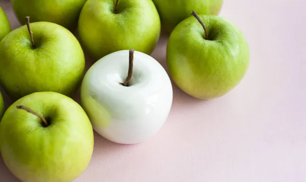 Många Ljusa Gröna Äpplen Och Vit Keramik Ligger Rosa Enhetlig — Stockfoto