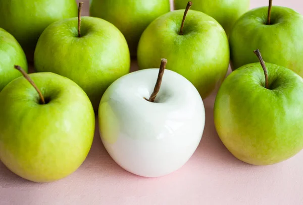 Many Bright Green Apples One White Ceramic Lie Pink Uniform — Stock Photo, Image