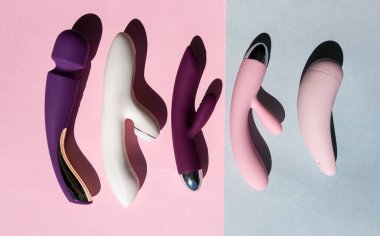 Mavi ve pembe arka planda farklı seks oyuncakları koleksiyonu. Yetişkinler için seks oyuncakları, vibratörler, klitoral uyarıcılar.