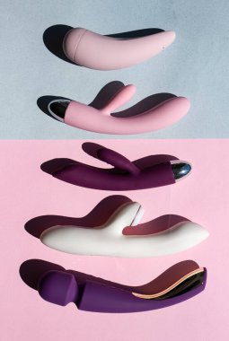 Mavi ve pembe arka planda farklı seks oyuncakları koleksiyonu. Yetişkinler için seks oyuncakları, vibratörler, klitoral uyarıcılar.