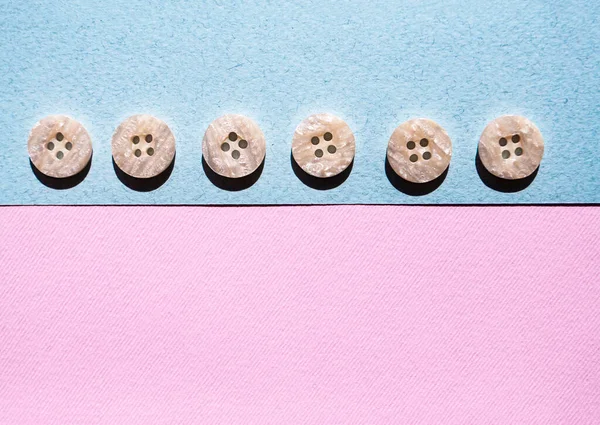 ピンクとブルーのモノクロームの同じ縫製ボタン構成 — ストック写真