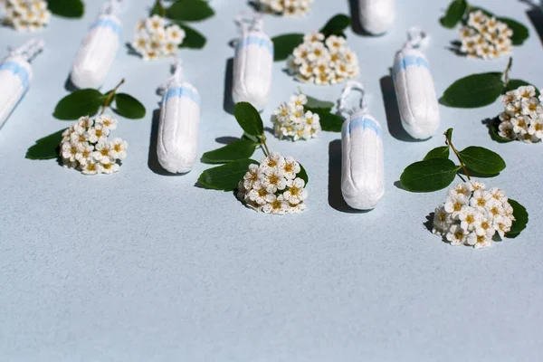 Medische Vrouwelijke Tampon Witte Bloemen Een Blauwe Achtergrond Hygiënische Witte — Stockfoto