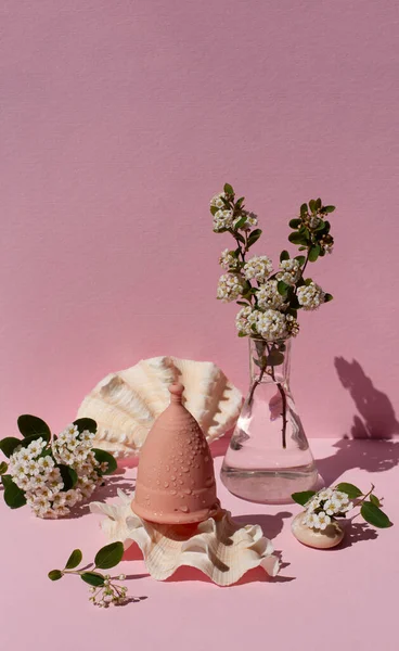 精神的なカップ環境に優しい再利用可能なシリコンとピンクの背景に花 — ストック写真