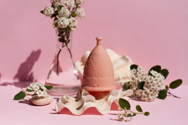 Menstruatie Beker Eco Vriendelijk Herbruikbaar Siliconen Bloemen Een Roze Achtergrond — Stockfoto