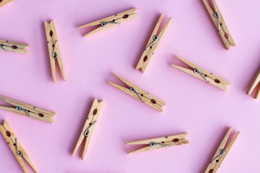 Pembe arka planda dekoratif mandallar.