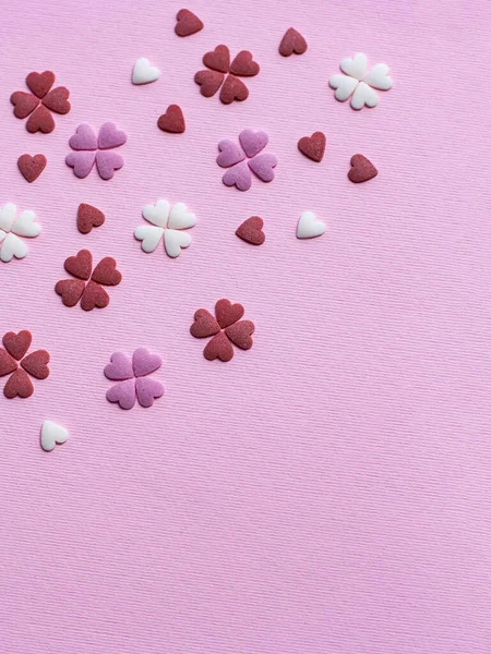 ピンクと白のハートをピンクの背景に バレンタインデーのポストカード テキストの場所 — ストック写真