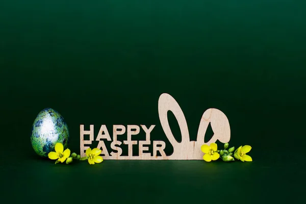 Houten Inscriptie Happy Easter Gestileerde Konijnenoren Een Donkergroene Achtergrond Kwarteleitje — Stockfoto