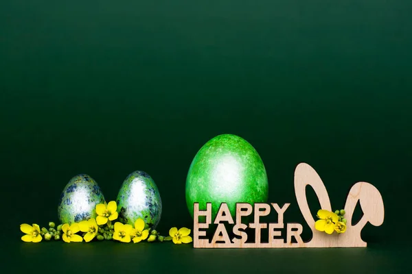 Holzinschrift Frohe Ostern Stilisierte Hasenohren Auf Dunkelgrünem Hintergrund Zwei Wachteln — Stockfoto