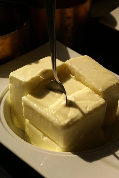 Mantequilla en un tazón con una cuchara — Foto de Stock
