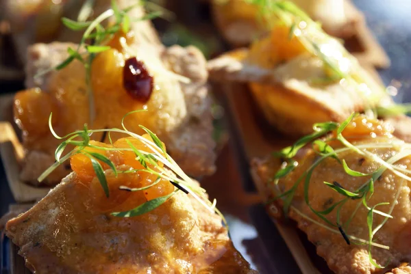 Ravioli fritos con arándano y papaya chutney — Foto de Stock