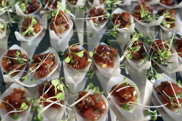 Ahi ponche de atún con micro verdes en cucharas de plástico — Foto de Stock