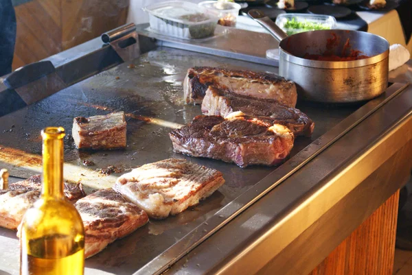 Vlees grillen en saus koken Rechtenvrije Stockfoto's