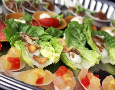 çeşitli yiyecek ve içecek yemekleri