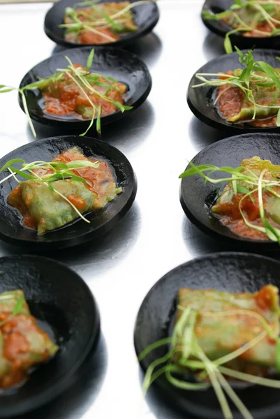 Raviolis aux épinards avec marinara dans des bols noirs — Photo