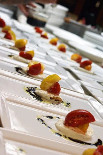 Tomate y Mozerella con reducción balsámica —  Fotos de Stock