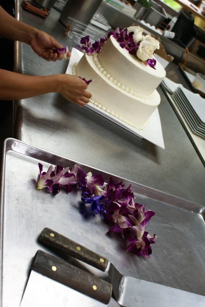 Pastry chef decorates a wedding cake — Stock Photo, Image