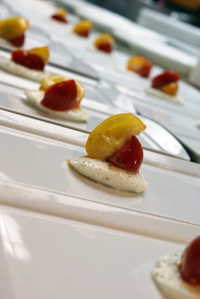 Tomate et Mozerella sur assiettes blanches Photo De Stock