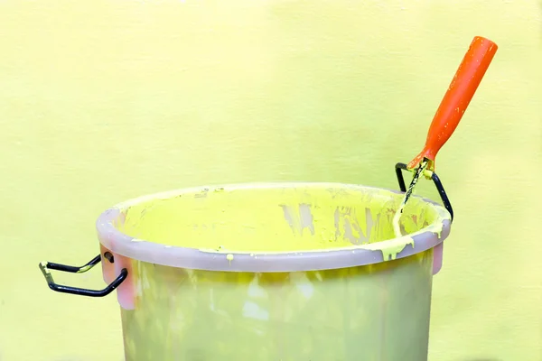 Paint-roller and Paint bucket — Stock Photo, Image